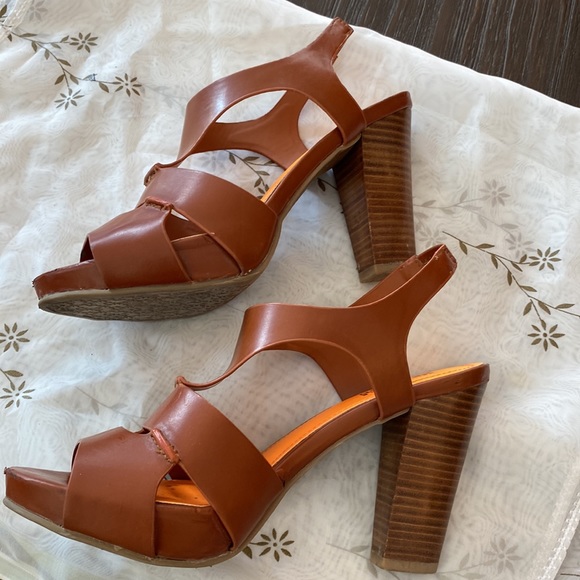 Kenneth Cole reaction 4 1/4”heel in brown and orange with platform front. - Picture 6 of 13